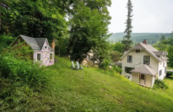 Modern 5-Bedroom Ski/Summer Mountain Home -Game Room-Hot Tub-3 Min to Belleayre