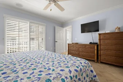 Palm Bay Club!!! Resort Style Living on Siesta Key!!!  Beach to Bay!!!