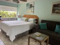 Princeville Delight! COLD A/C, Sleeps 4, Pool & Jacuzzi, Private Lanai & Space