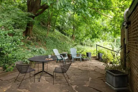 Shurs Lane Cottage, EV Charging, Free Parking, in the heart of Manayunk Отели рядом с достопримечательностью «Моррис Арборетум & Гарденс оф Юниверсити оф Пенсильвания»