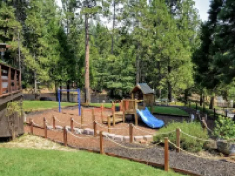 The Cozy Cub: Air Conditioning, Dog Friendly, Pool Table, Private Lakes in Bls Hotels in Arnold