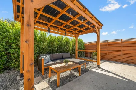 NEW! Golden Sunset! Saltwater Pool/Spa + Putting Green + Firepit + Gameroom