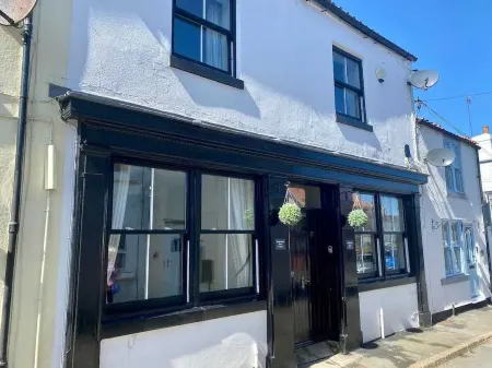 Flamborough Rock House & Cottage - village centre location - sleeps 12 Отели рядом с достопримечательностью «Thornwick Bay»