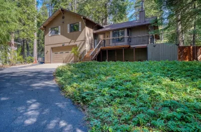 Charming Mountain Cabin: 3BD + Bonus Room in Woods Отели рядом с достопримечательностью «Блэк Часм Каверн Нешнел Нэчурал Ландмарк»