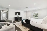 Fall Escape - Luxury Private 7Br Lakeside Villa with Heated Pool, Putting Green