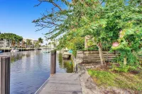 Private Waterfront Home in Wilton Manors | Kayaks & BBQ | Minutes From The Beach