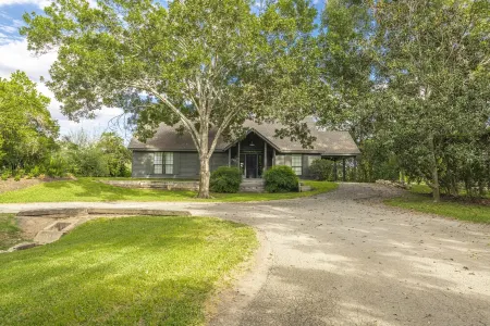 Cozy cottage on the Colorado Отели в г. Колумбус