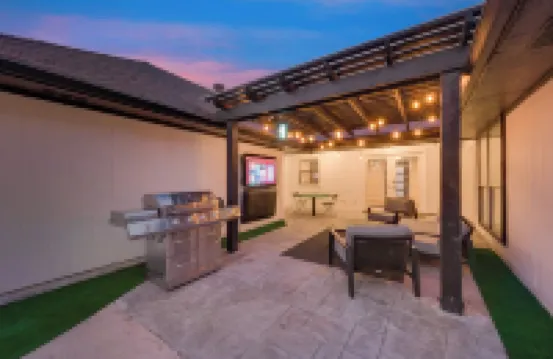 Ultimate Comfort & Modern Elegance in our Renovated Pool House with Hot Tub