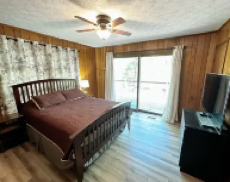 Secluded, yet centrally located. Quiet Retreat. EV charger friendly