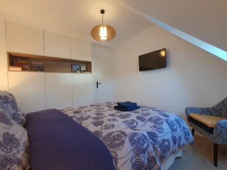 Quiet apartment with exceptional sea view on the heights of Erquy comfort + parking