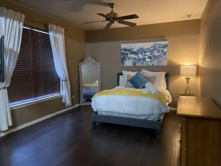 Luxury Home updated kitchen / Spa Bathrooms / and Grand Theater for movie night! Отели в г. Колони