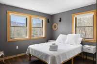 Modern Mountain Escape - minutes to town & mountains