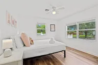 KING Bed & Mini Golf, Pet Friendly! Cowboy Pool Close to Beach Airport & Zoo BBQ