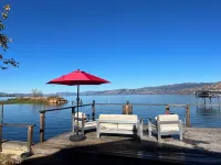 The Lake Cottage on Soda Bay-Pet Friendly, Private Deck, Dock & Kayaks Hotel a Lake County