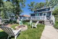 Charming Lake House, Lake View, Private Pier, Bugaboo Bar and Water Sports! Hotels in Cedar Lake