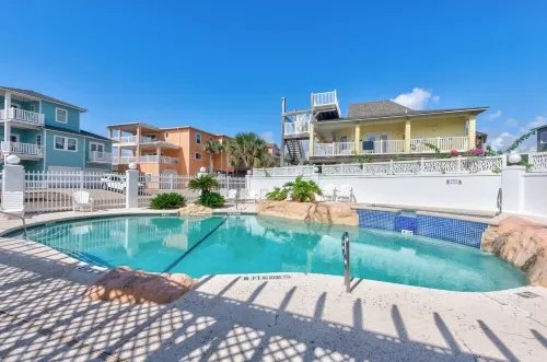 Ocean Views from Two Decks + Beach Boardwalk Across the Street + Heated Pool - 4つ星