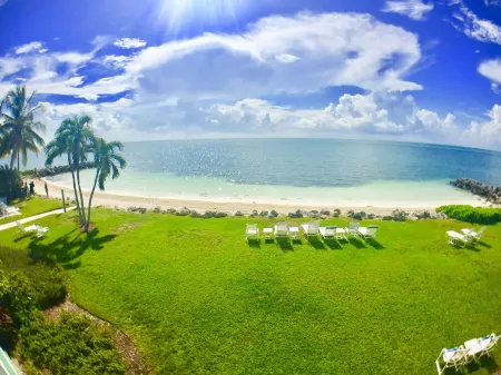 Private Tropical Beach White Sand-No Stairs-King Bed-Heated Pool- Superfast WiFi Отели в г. Key Colony Beach