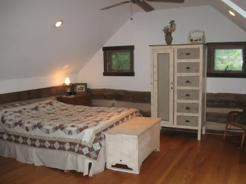 Tavern River Cabin, Historical,  Riverfront, Log, Hottub, Large Stone Fireplace