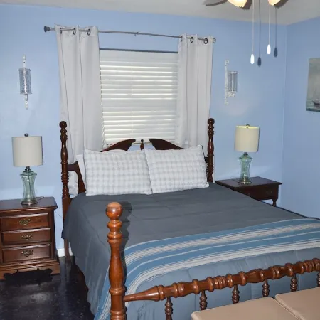 Home away from Home! Close to Beaches and Shops.