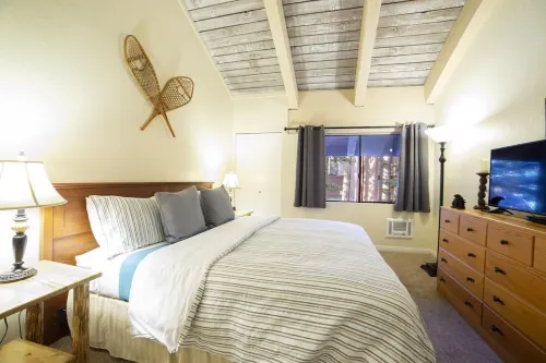 Cozy & Spacious Slope-Side Condo - Walk to Canyon Lodge