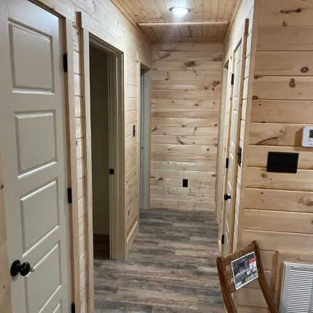 Cozy cabin in the woods.   Close to boat ramp.  Shared 5 bay boat storage