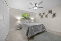 Tropical Retreat Pool Home close to Downtown & Naples Beaches