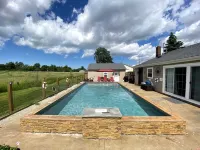 Country Home Villa + PRIVATE POOL & Guest House <1 mile to downtown Port Clinton - Villas