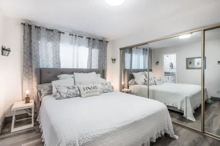 South Bayfront Home with Patio and Rooftop Отели рядом с достопримечательностью «Ньюпорт-Бич»