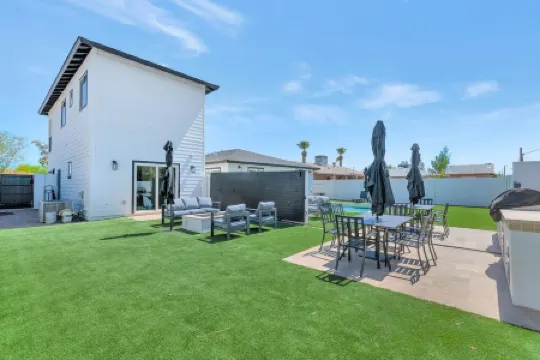 New Home in Down Town Gilbert-Heated Pool, Fire Pits, BBQ