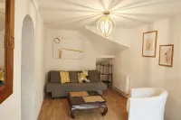 Quiet, spacious house just outside Paris. Metro 7 Hotel a Pantin