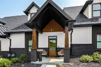 "Maggie's Place", New Modern Townhome  ⎯ Close to Pigeon Forge Perfect Location Hotels near Tanger Outlets Sevierville