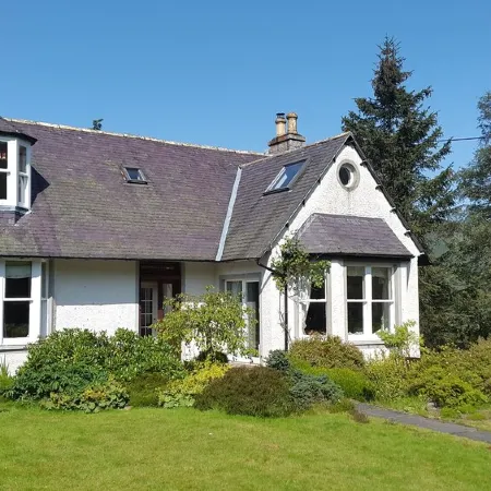 Fabulous house with sun-doors and patio - Large mature garden. Mountain views.