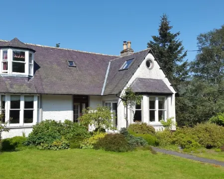 Fabulous house with sun-doors and patio - Large mature garden. Mountain views. Hotels in Ballater