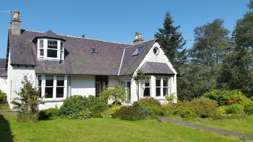 Fabulous house with sun-doors and patio - Large mature garden. Mountain views. Hotels in Ballater
