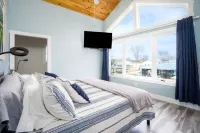 Cozy Renovated Lakehouse with Boat Dock and Canal Access