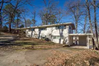 Cheerful & Stylish 4 Bedroom Lake-Side House Hotels near Lake Hamilton