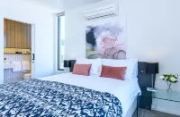 Cosmo Stays- 3Br Penthouse Apartment. Incredible City Views. Free Parking. Hotels near Swanston St