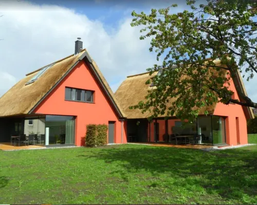 Thatched roof meets modernity, lake view; sauna, garden and much more... Hotele w: Putbus
