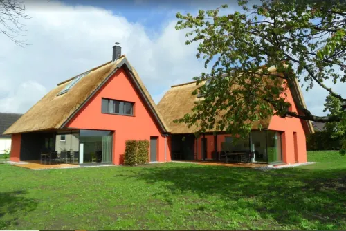 Thatched roof meets modernity, lake view; sauna, garden and much more...