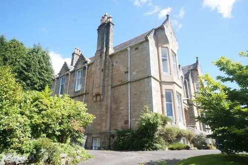 Bright, cosy lower floor flat in Victorian listed villa