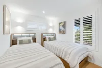 Modern contemporary beach house in SorrentoGas heated infinity pool & spa