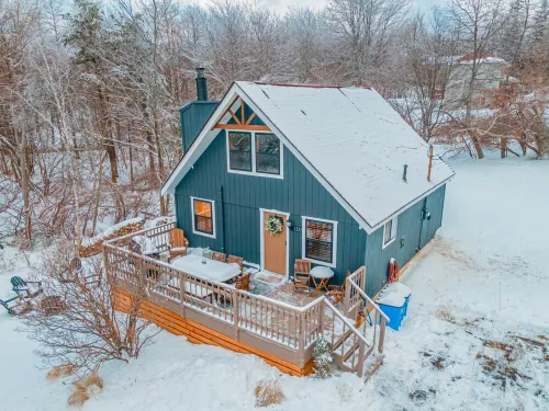 Dog Friendly Poconos Chalet with Fireplace. Close to Lakes, skiing & Kalahari