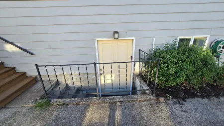 Charming and spacious 2-bedroom house with AC, WiFi in delightful Albany