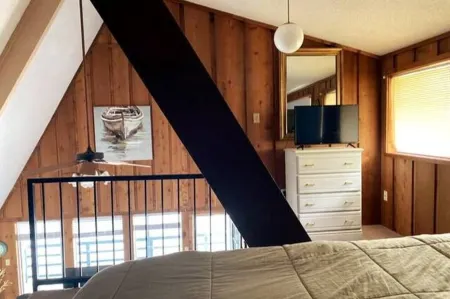 Cozy A-Frame Cabin on False River Party Barges Available on Request Отели в г. Пуэнт Каупе Пэриш