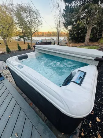 NEW! Charming RiversideHome-CT RiverPrivate, Spacious, Family & Pet Friendly