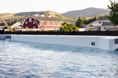 Holiday Lake House - Sleeps up to 32 w/ swim spa Hotels in 