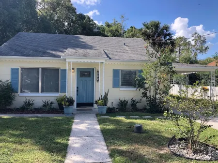 Historic District Bungalow - Easy Walk to Downtown