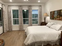 Spacious 4 Bedroom House - 3/4 Mile to Round Top Center!