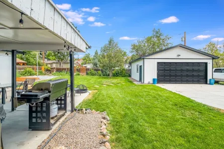 Beautiful Updated Home on Dahlia St Central Denver w/ big yard Отели рядом с достопримечательностью «Packy Romans Park»