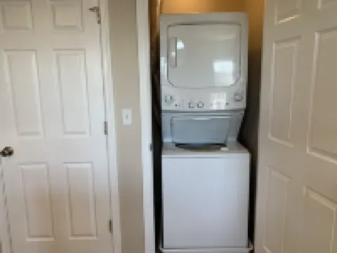 Executive Apt, a short walk to NYC train. King Bed. Free Parking. Central AC.